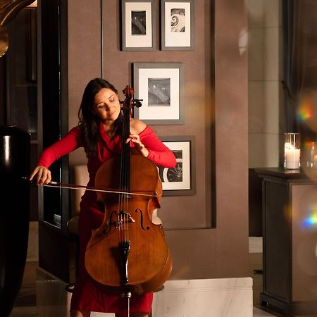 Fairmont Riyad Extérieur photo Cellist and singer