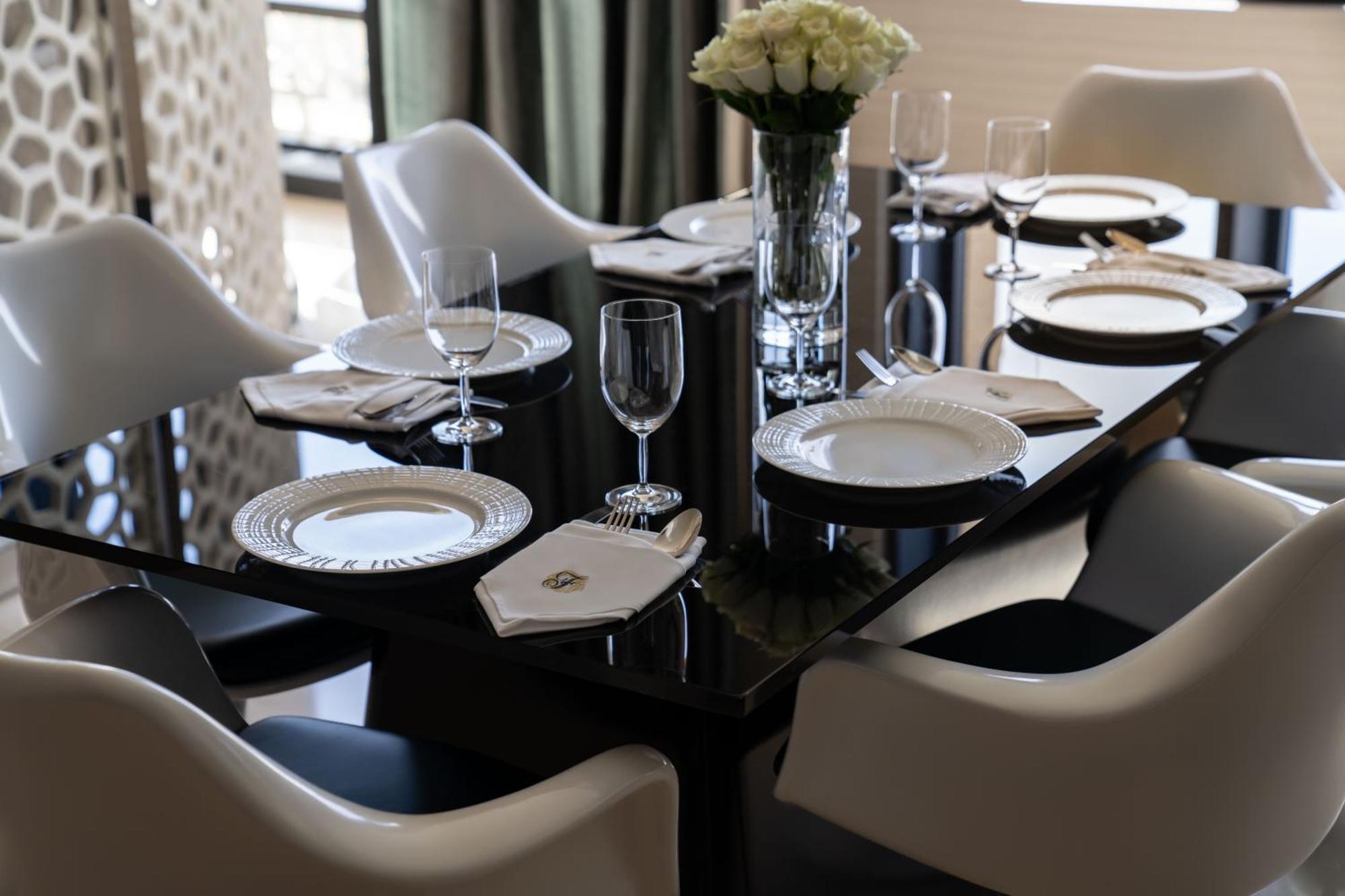 Fairmont Riyad Extérieur photo A table set for a formal dinner