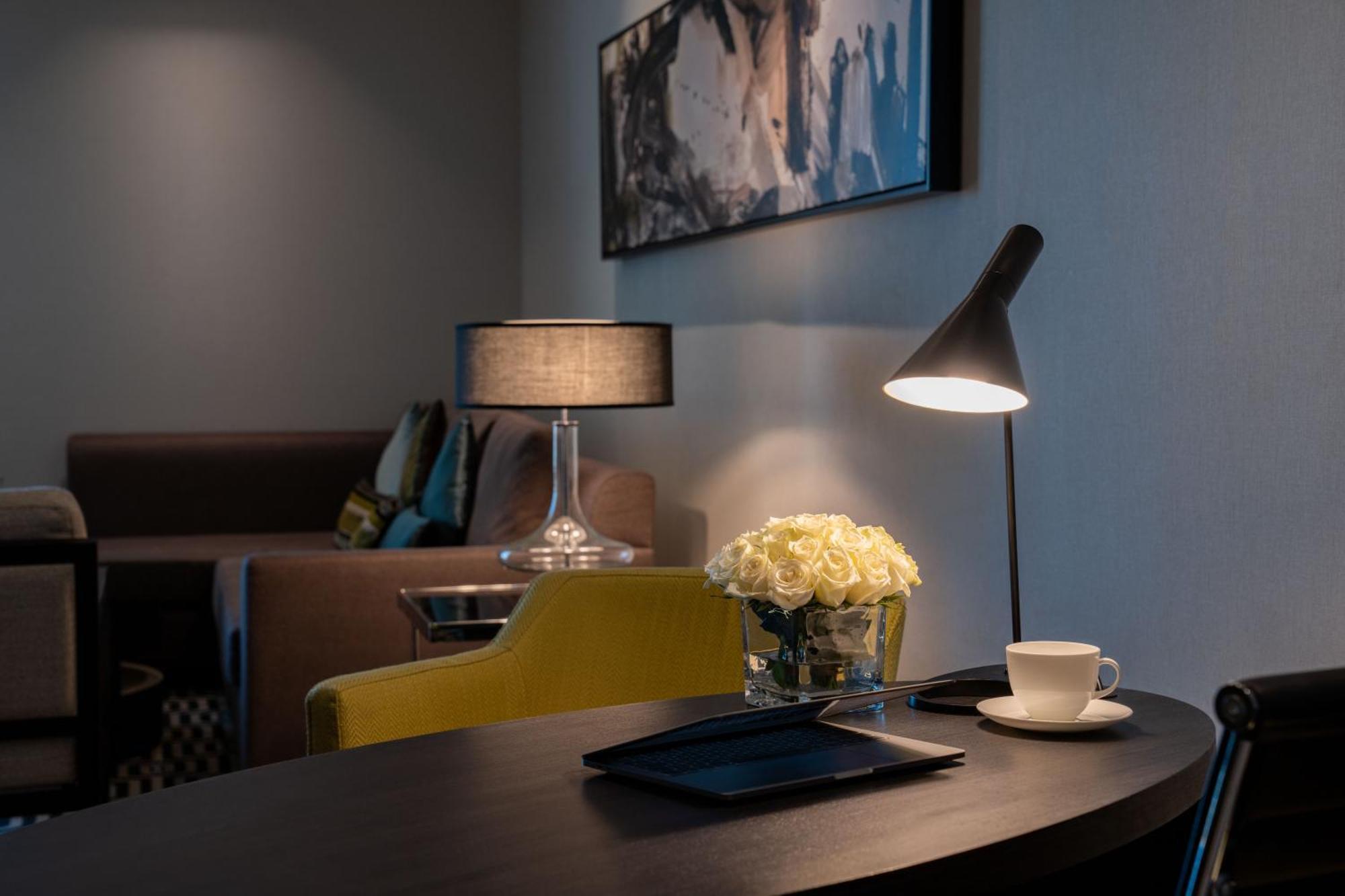 Fairmont Riyad Extérieur photo A table lamp