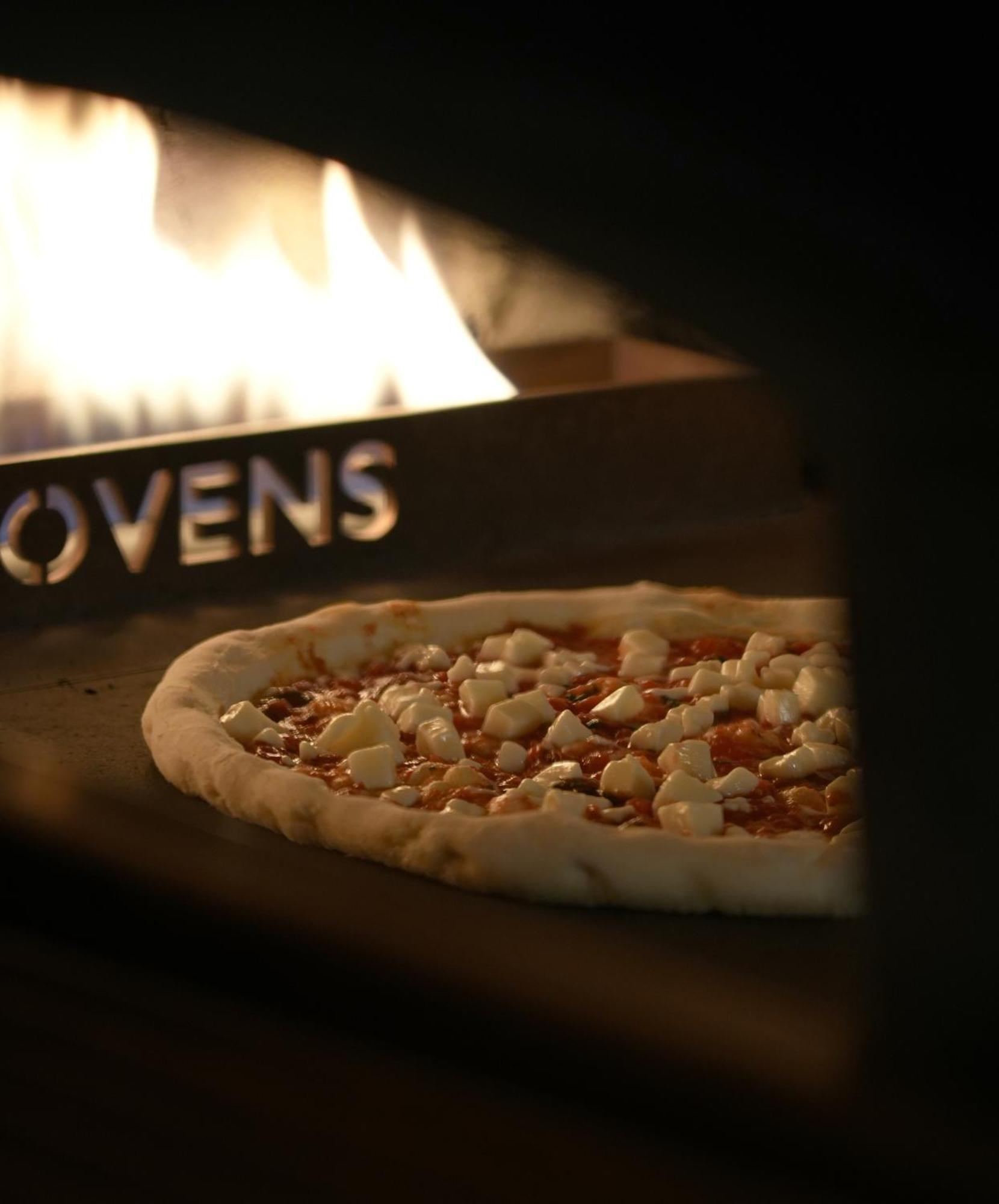 Fairmont Riyad Extérieur photo A pizza in a wood-fired oven