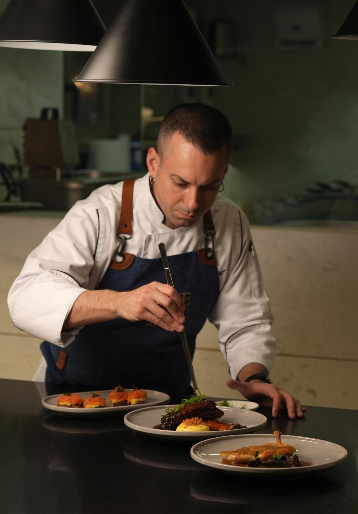 Fairmont Riyad Extérieur photo Chef preparing a dish