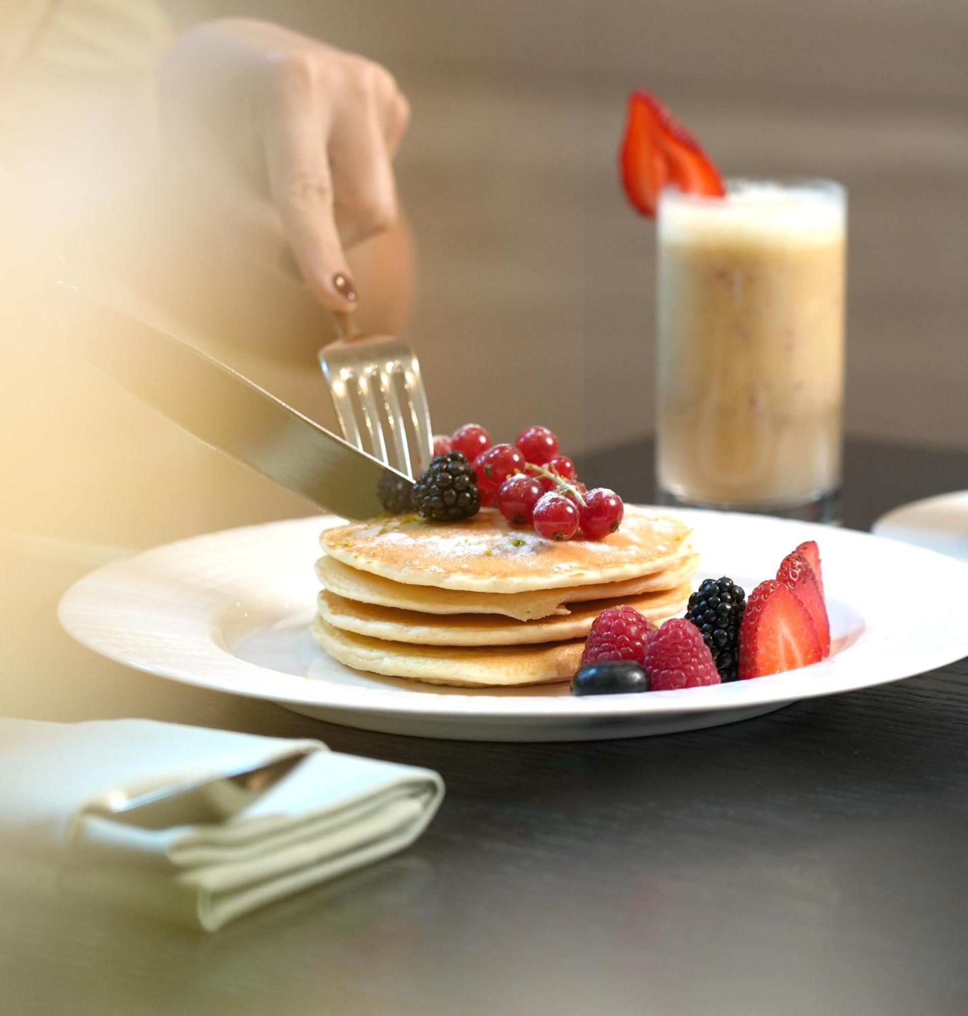 Fairmont Riyad Extérieur photo A stack of pancakes with fruit