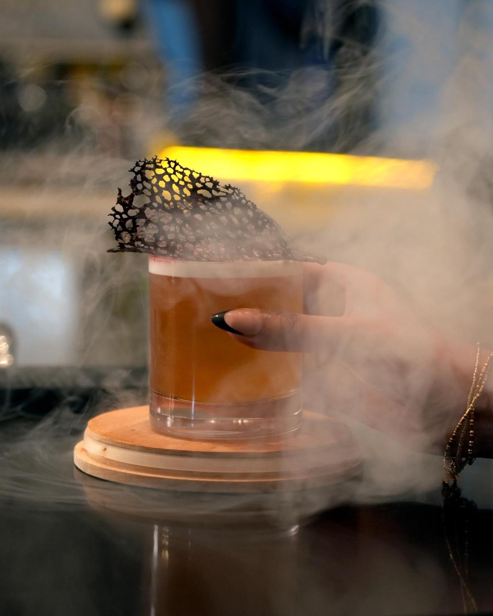 Fairmont Riyad Extérieur photo A smoked Old Fashioned