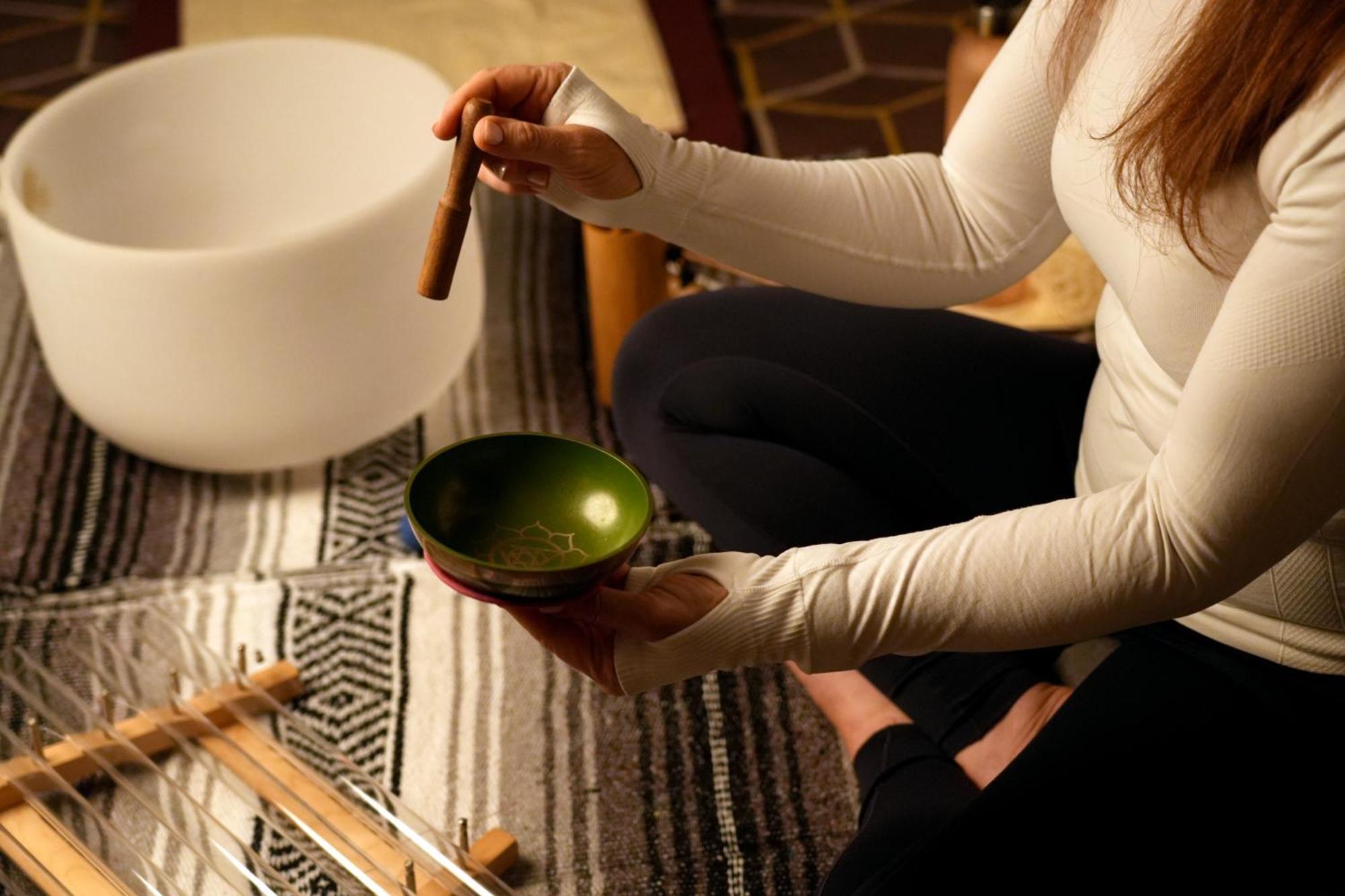 Fairmont Riyad Extérieur photo A woman playing a singing bowl