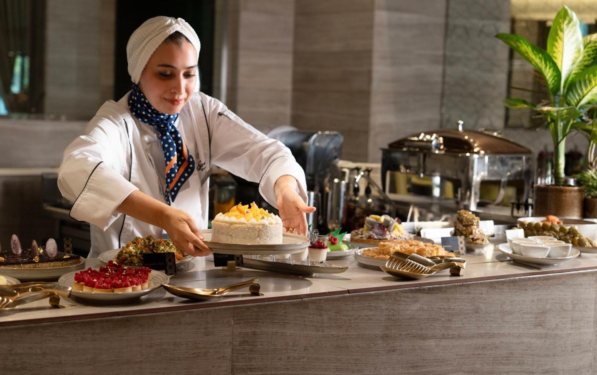 Fairmont Riyad Extérieur photo A pastry chef at work