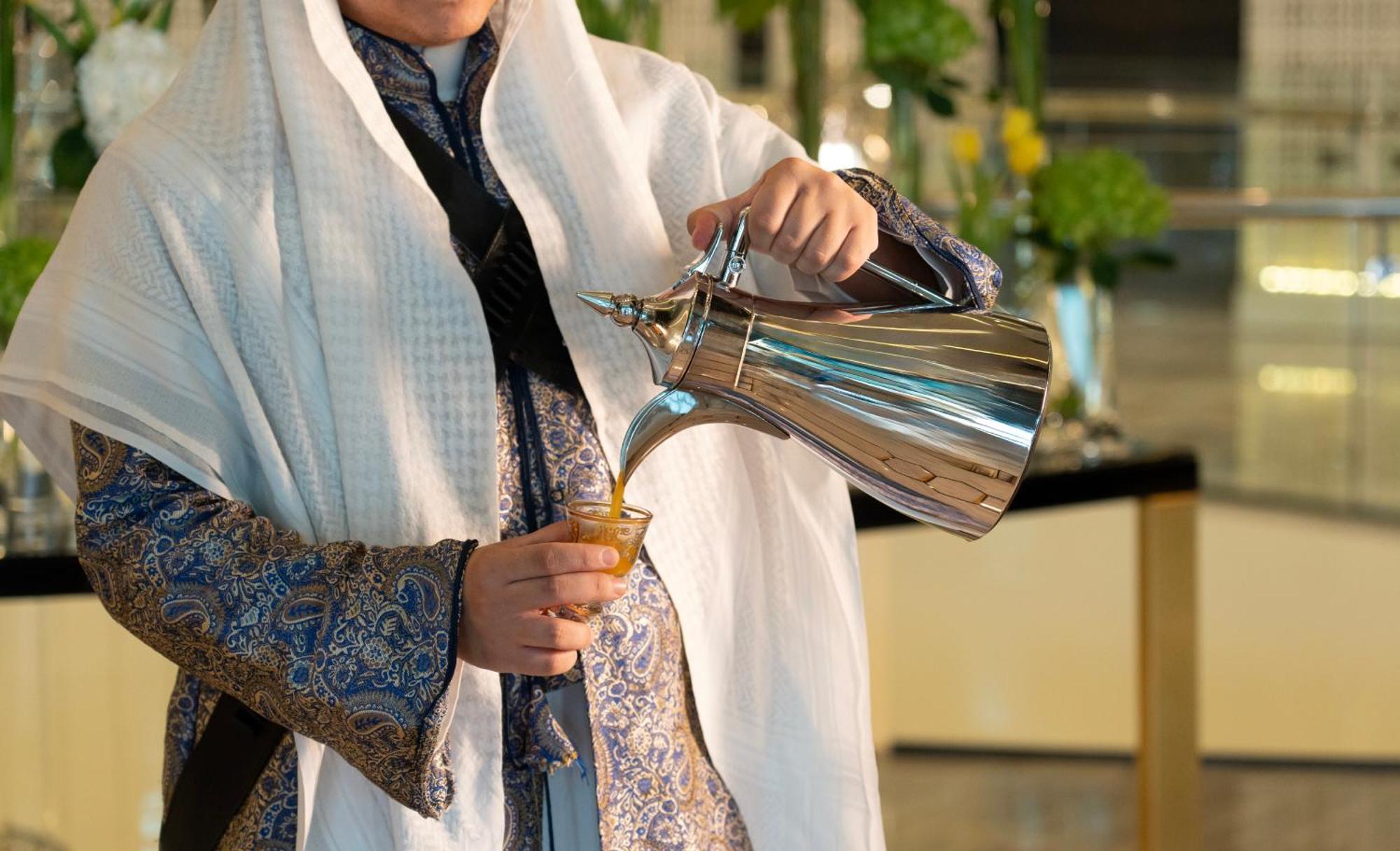 Fairmont Riyad Extérieur photo Arabic coffee being served