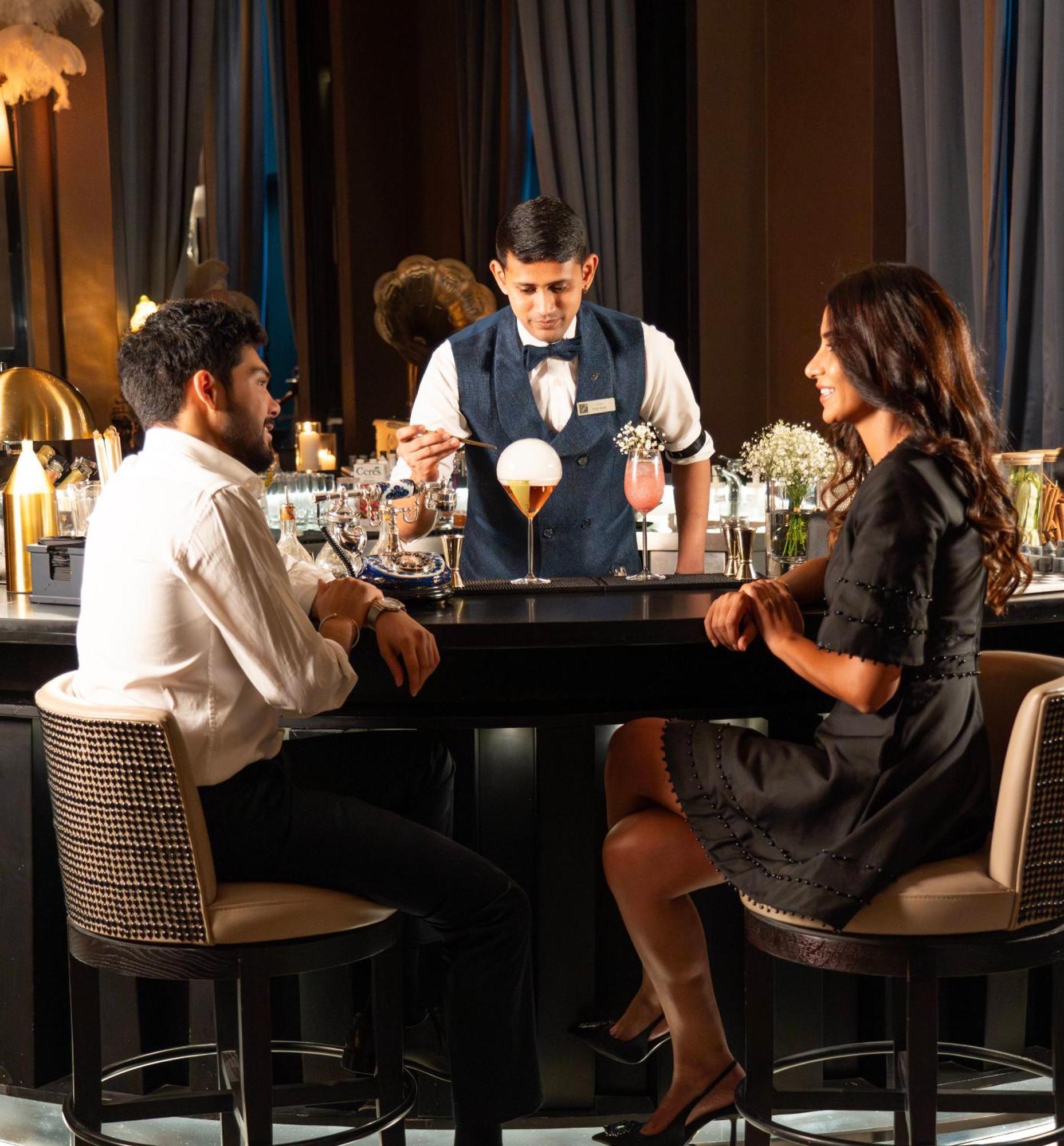 Fairmont Riyad Extérieur photo A bartender serving drinks