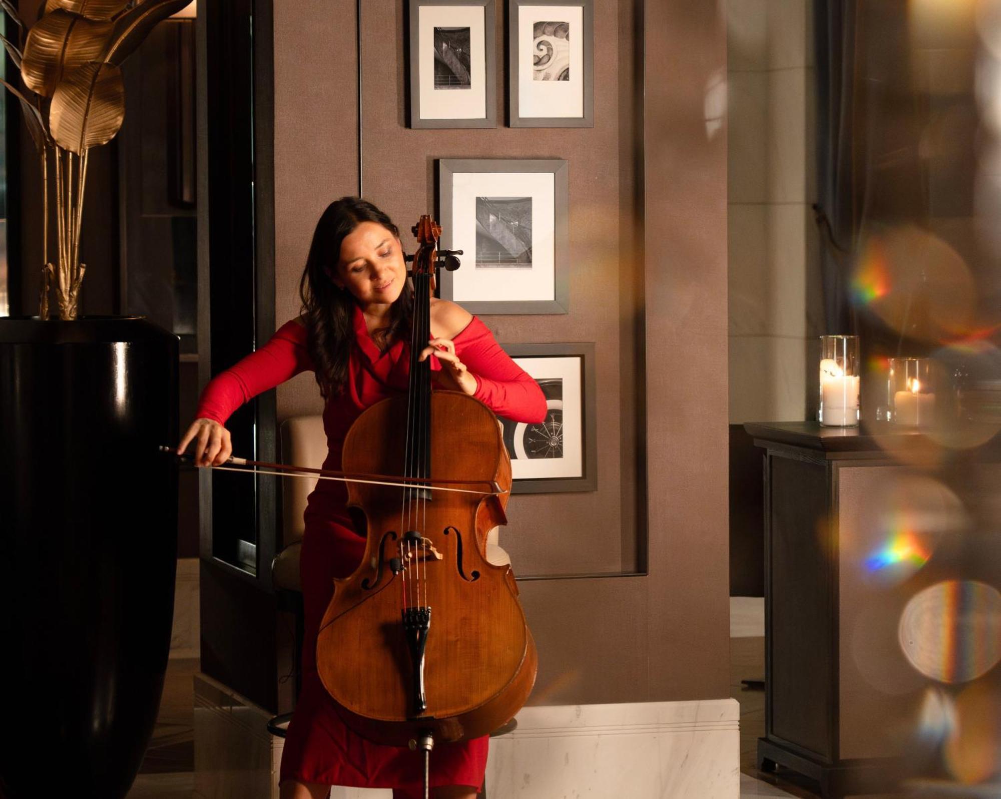 Fairmont Riyad Extérieur photo Cellist and singer