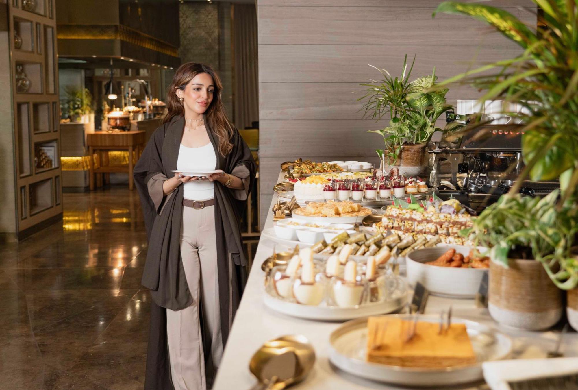 Fairmont Riyad Extérieur photo A woman wearing an abaya