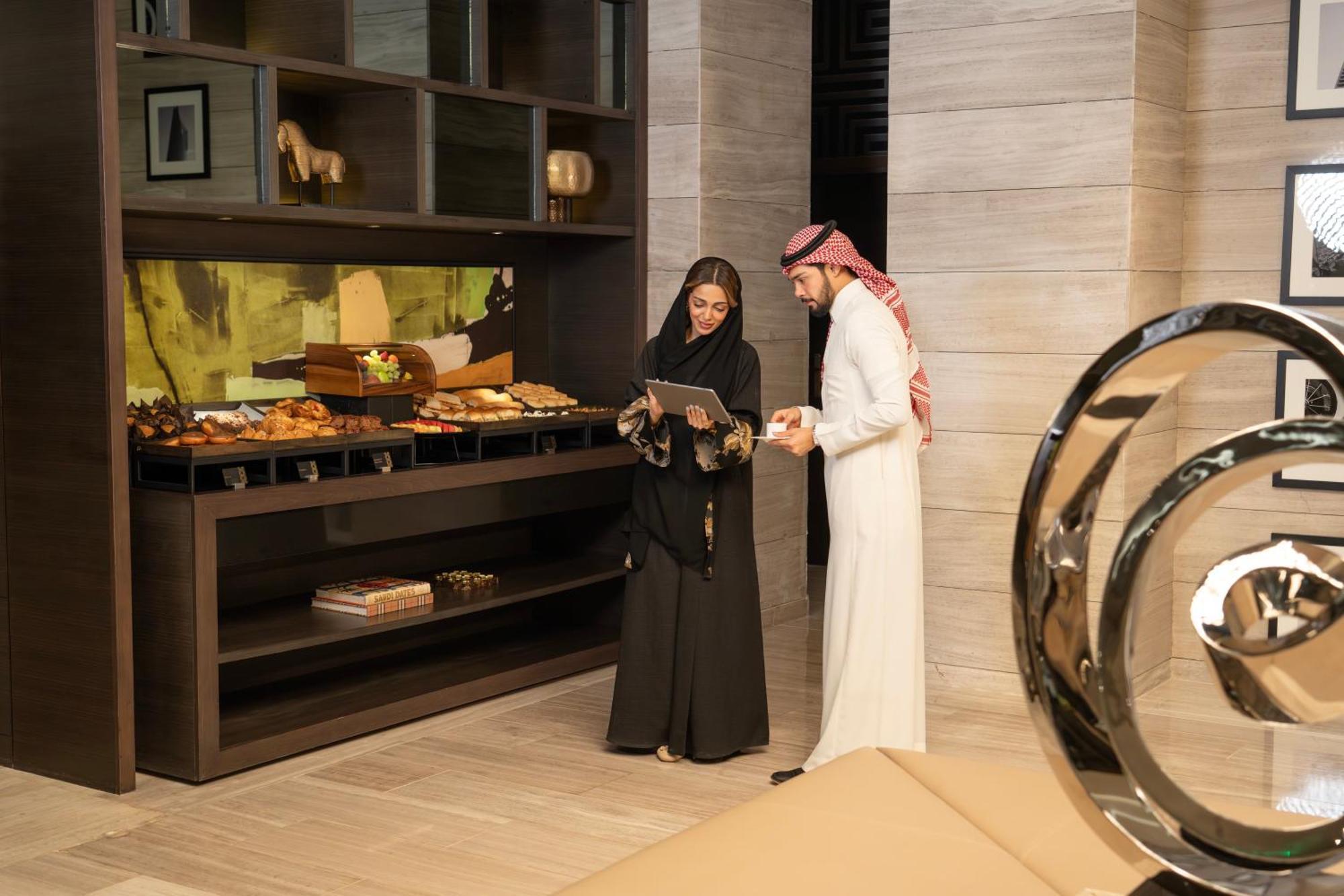Fairmont Riyad Extérieur photo A couple in traditional Arab clothing