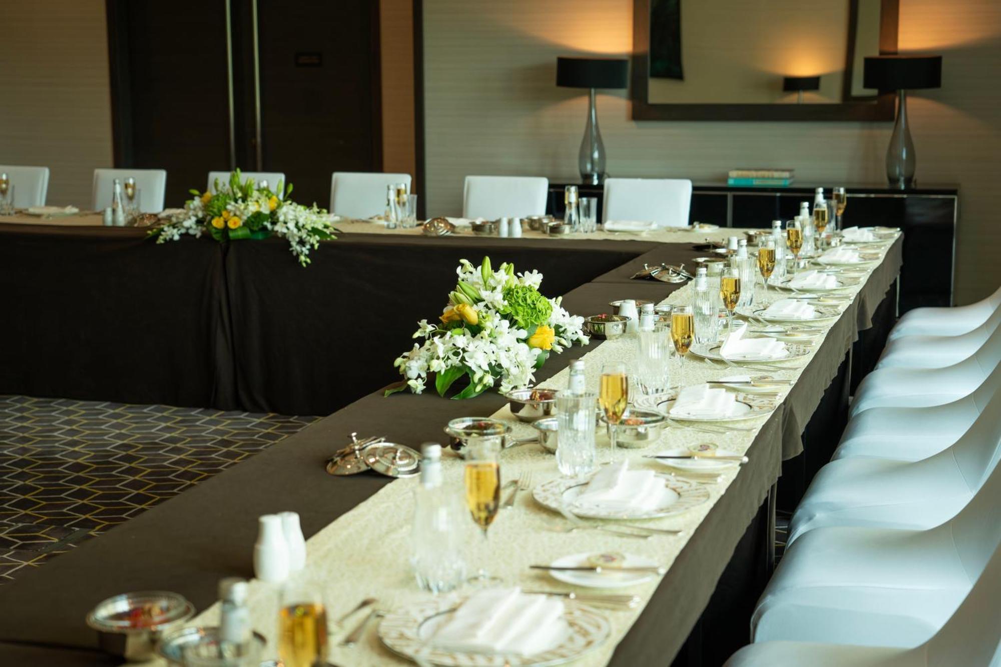 Fairmont Riyad Extérieur photo A table set for a formal dinner