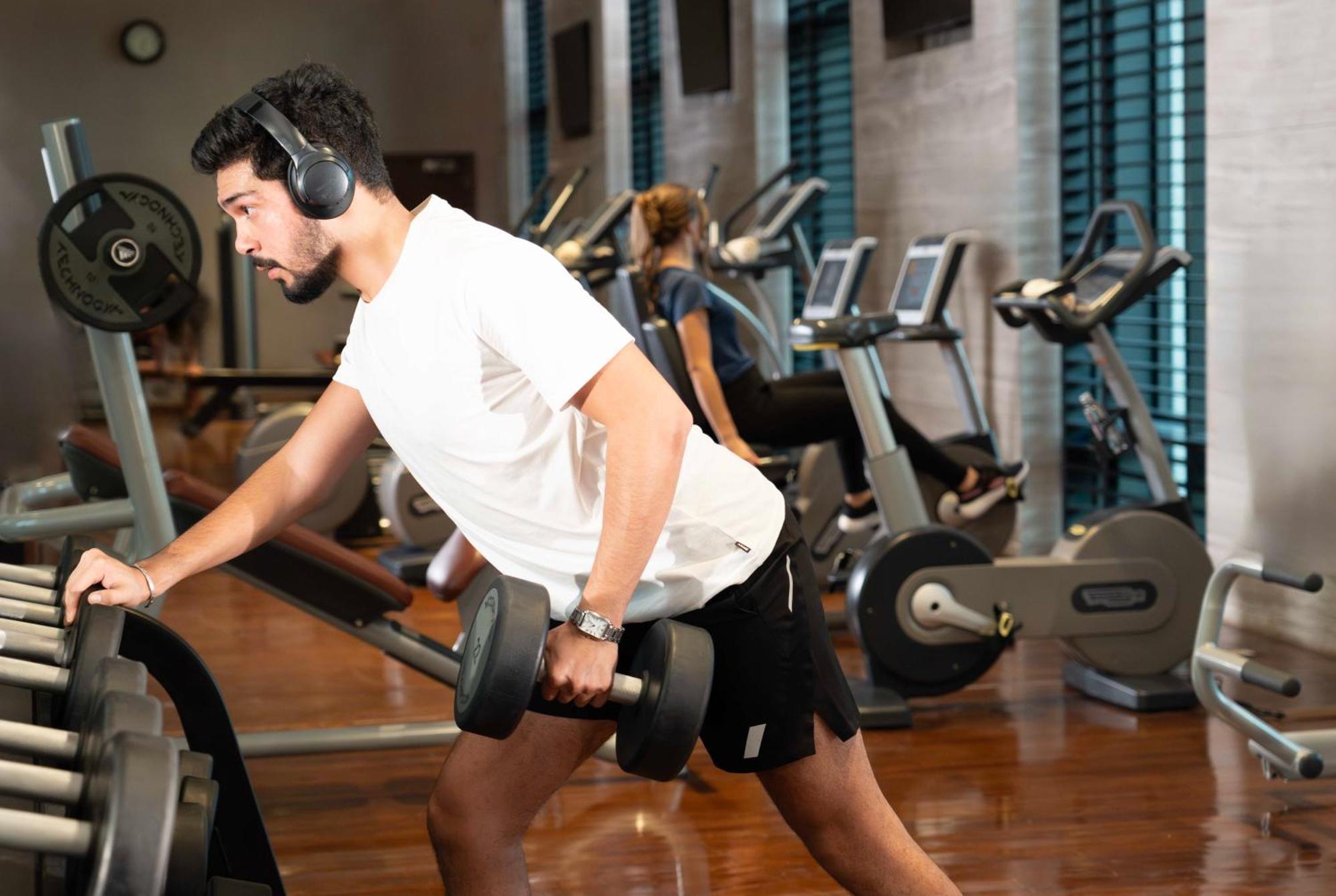 Fairmont Riyad Extérieur photo A man working out with a barbell